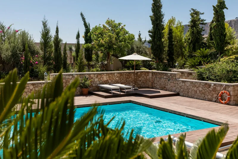 Cubierta de piscina con seguridad y diseño — Aqua Nordic