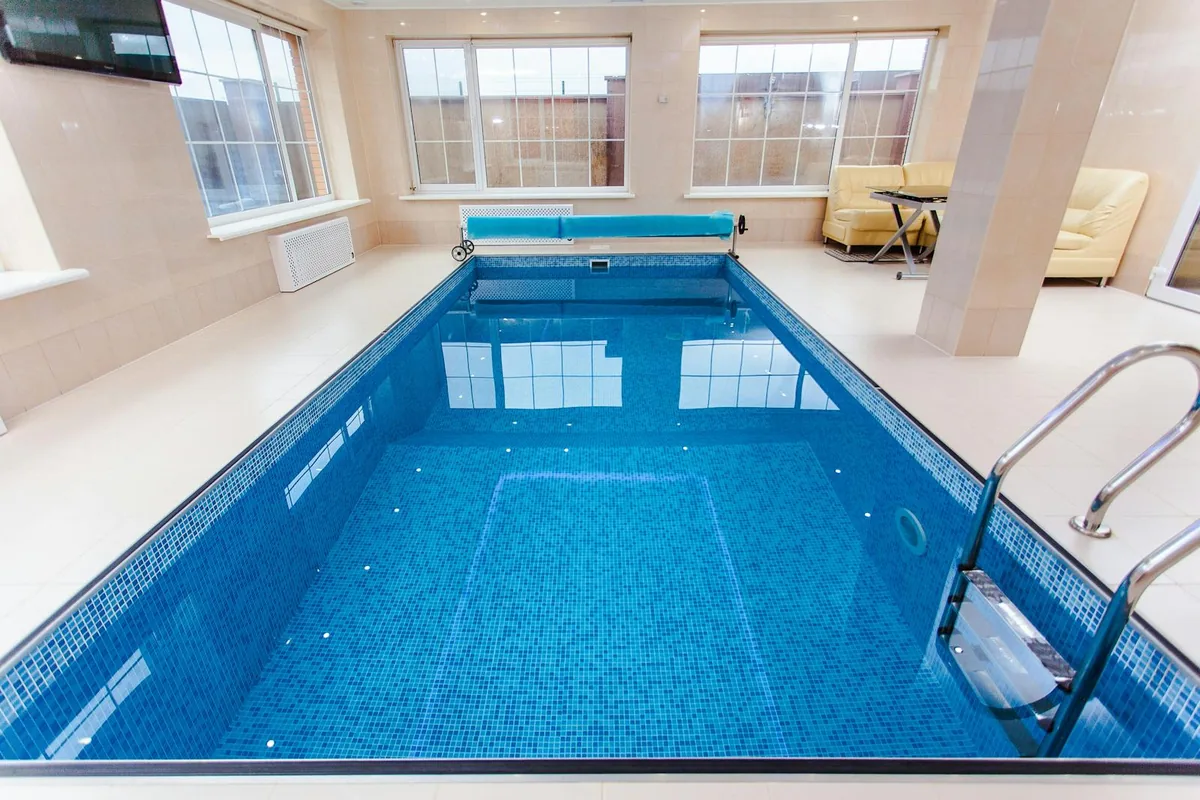 Piscina interior climatizada de diseño — Aqua Nordic Pool & Spa