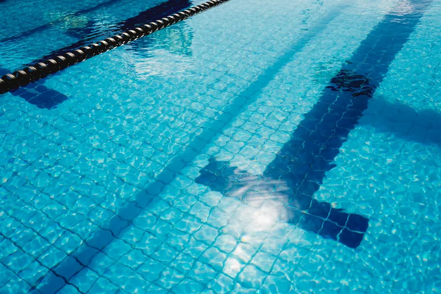 Agua de piscina limpia con sistema de baja salinidad