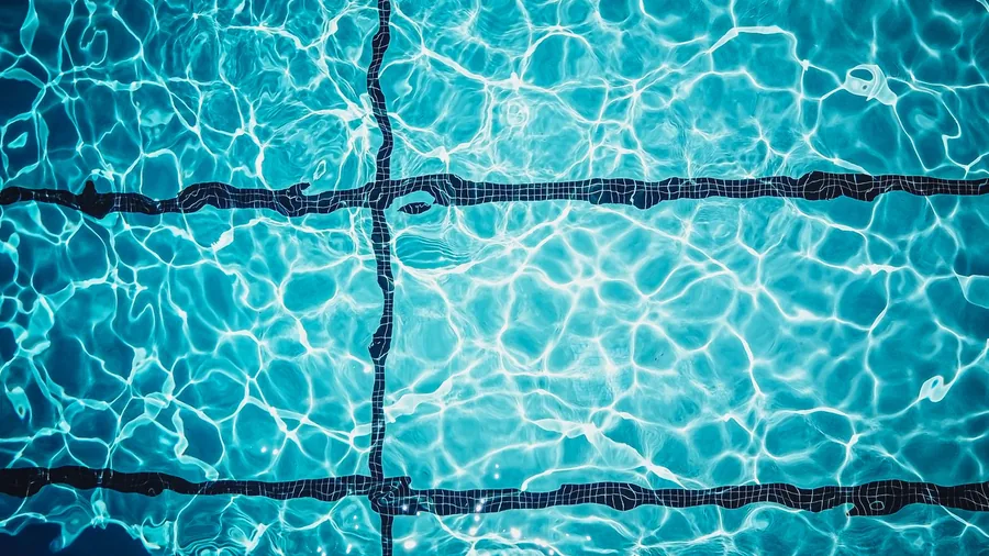 Agua de piscina cristalina tras convertir a cloracion salina