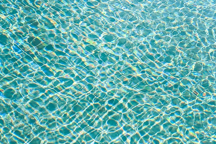 Superficie de agua de piscina salada limpia y transparente