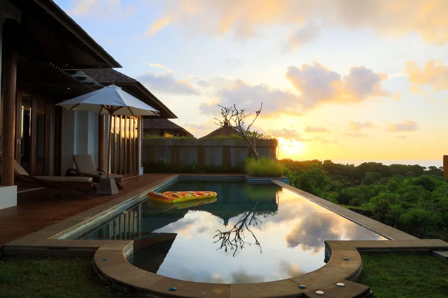 Piscina infinity de agua salada de obra nueva al atardecer